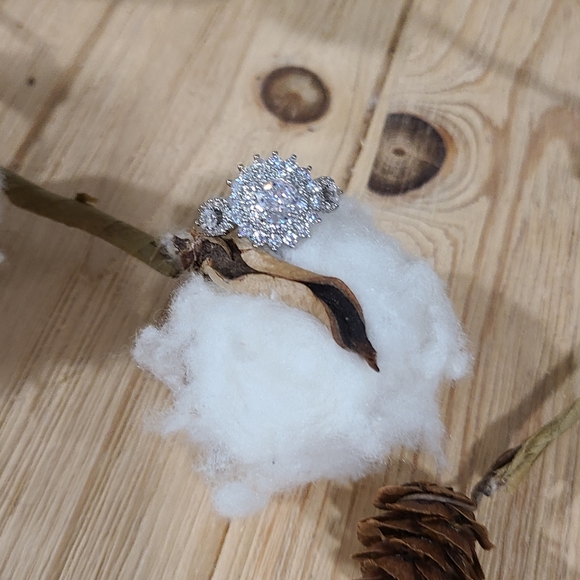 🤍🤍NEW🤍🤍 BREATHTAKING!! Clear CZ Ring in SILVER Plating - Picture 15 of 16